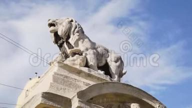 意大利的狮子纪念碑。 库存。 烈士纪念碑的四只白<strong>石狮</strong>子之一